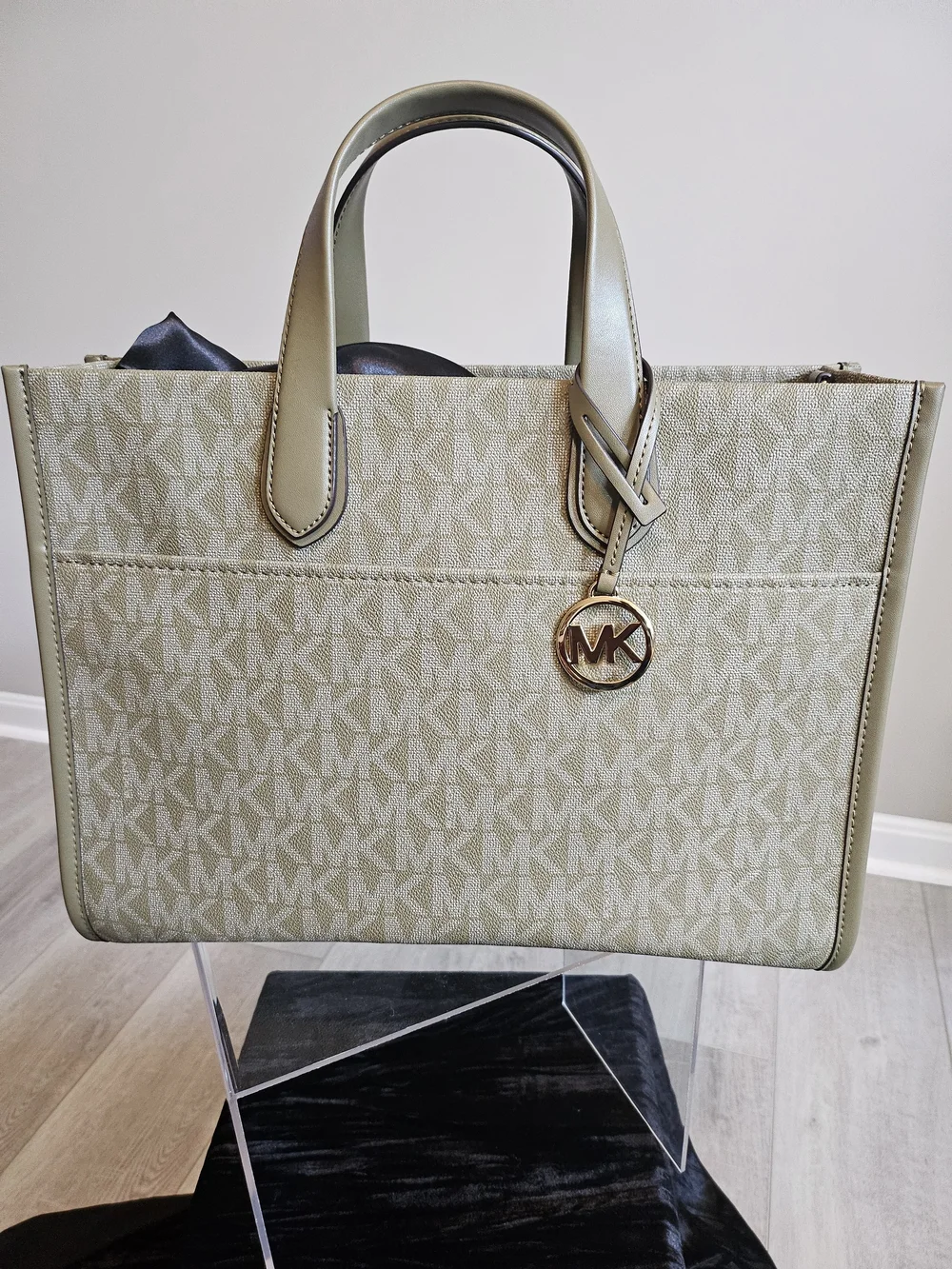 Michael Kors – Large Safari Green Tote/Bag w/Detachable Shoulder Strap (O/S)
